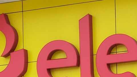 Elektra, una de las empresas de Grupo Salinas que se niega a cerrar.
