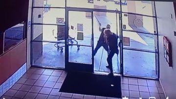 VIDEO: Buscan a hispano por golpear con tubo a abuelita para robarle una pizza