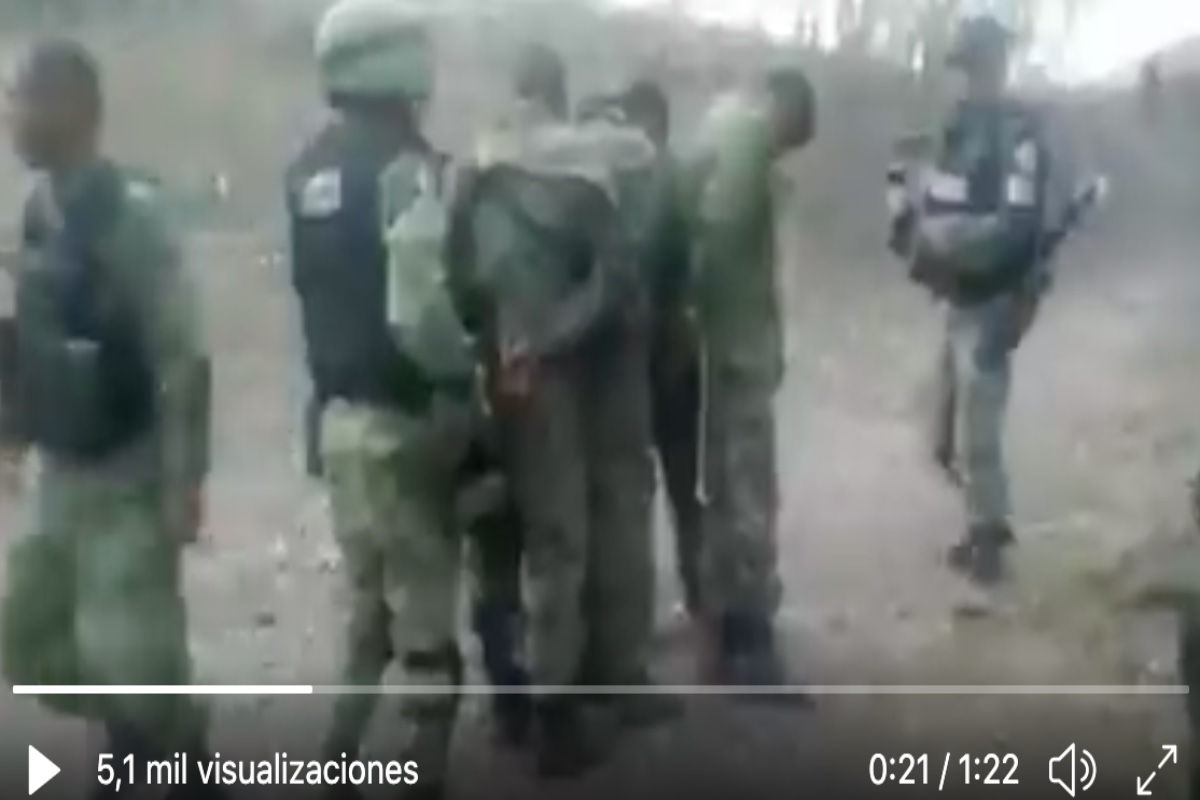 VIDEO: Agarran a soldados mexicanos mientras adiestraban a sicarios del  Cártel de Sinaloa - La Opinión