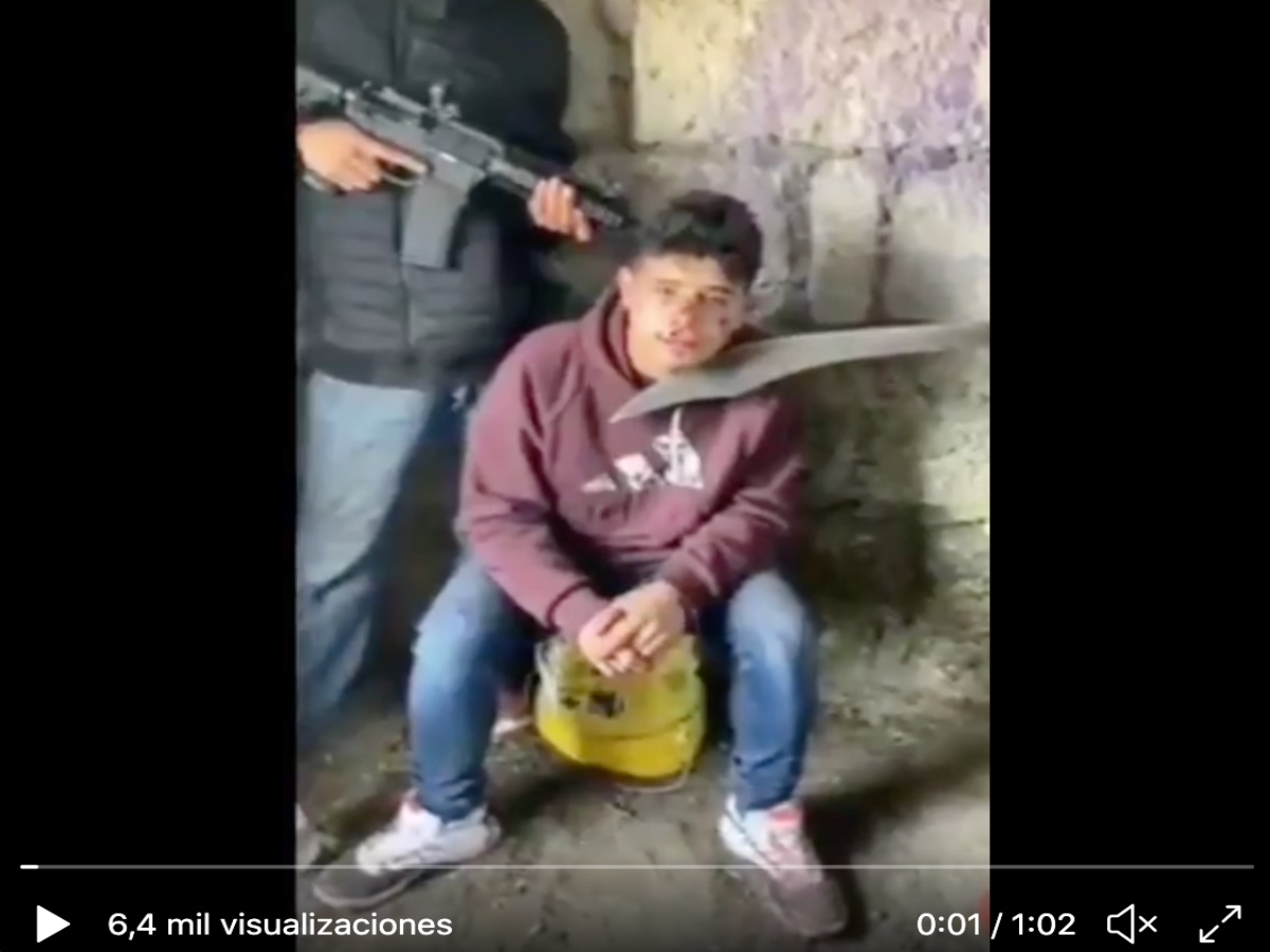 VIDEO CJNG interroga a jovencito y lo descuartiza vivo por ser sicario