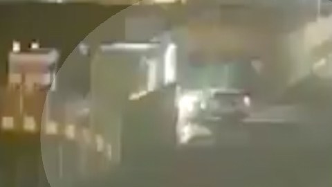 VIDEO: Tira puerta de hospital con auto para que atendieran a mujer con coronavirus