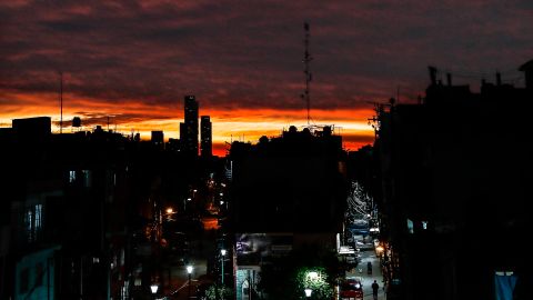 Vista del atardecer sobre la villa 31, uno de los lugares con mas casos de COVID-19.