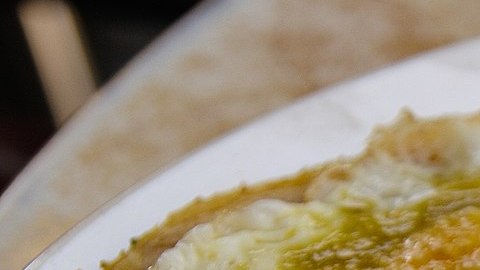 Huevos rancheros con salsa verde.
