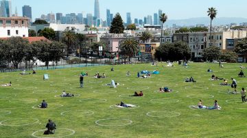 Cuatro parques de San Francisco han sido equipados con círculos blancos para recordar la distancia social.