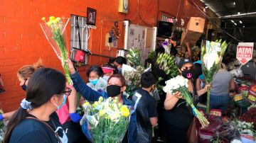 Compradores se agolpan en el Mercado de las Flores de L.A.