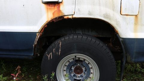 El proceso de quitar el óxido de tu auto puede llevar de 3 a 4 horas aproximadamente.