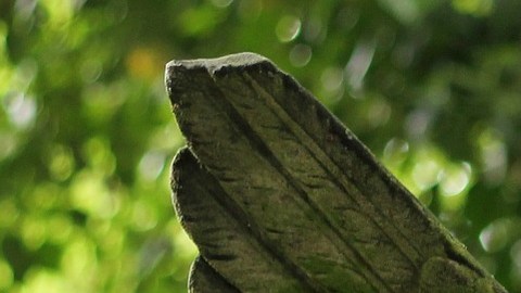 Los ángeles son representados en estatuas religiosas.