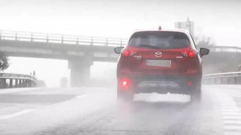 Los faros antiniebla sólo se deben utilizar de día. De noche las luces de posición deberían ser suficientes para ser visibles a otros autos.