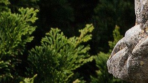 En esta escultura Buda es representado con un tercer ojo.