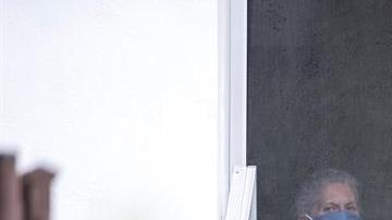 Los asilos están batallando para encontrar personal. (EFE)