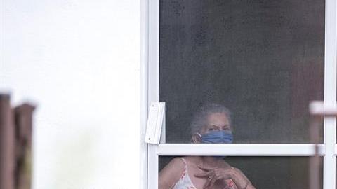 Los asilos están batallando para encontrar personal. (EFE)