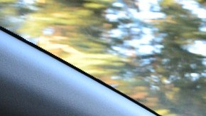 Aun cuando las restricciones de las cuarentena estén disminuyendo en algunos países, recuerda que debes permanecer alerta y continuar desinfectando tu auto de manera constante.