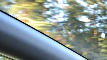 Aun cuando las restricciones de las cuarentena estén disminuyendo en algunos países, recuerda que debes permanecer alerta y continuar desinfectando tu auto de manera constante.