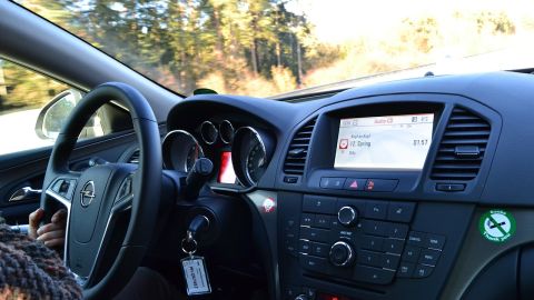 Aun cuando las restricciones de las cuarentena estén disminuyendo en algunos países, recuerda que debes permanecer alerta y continuar desinfectando tu auto de manera constante.