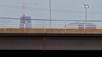 Fila de autos para banco de comida en Dallas.