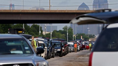 Fila de autos para banco de comida en Dallas.