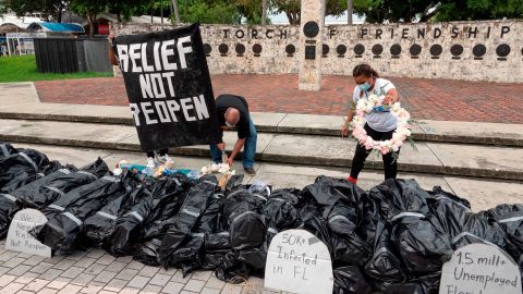 Los 100 "cuerpos" de la protesta simbolizan los 100,000 muertos en EE.UU.