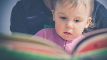 Mimar a tu hijo mientras lee, ayuda a que el bebé se sienta seguro, abrigado y conectado con usted.