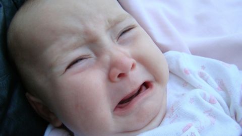 Cuando un bebé llora y no encuentra respuesta de sus cuidadores, aumenta su nivel de estrés y esto podría dañar su sistema nervioso central.