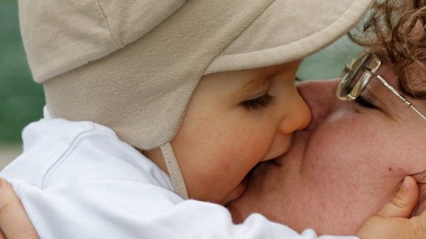 El intercambio de saliva en un beso de padre a hijo podría transferir gérmenes a la boca del pequeño.