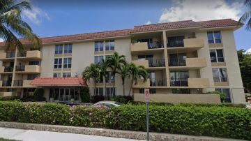 Vista exterior del complejo de apartamentos "Boca View" en Boca Raton (Florida).
