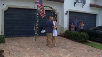 La pareja se dio el "sí quiero" frente al portal de su casa.