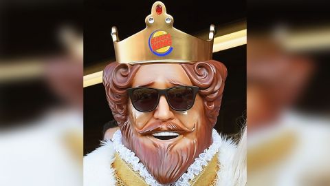 Las grandes coronas miden 3 pies de diámetro.