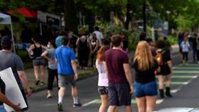 Una mujer protesta en Minneapolis ante la brutalidad en contra de los afroamericanos.
