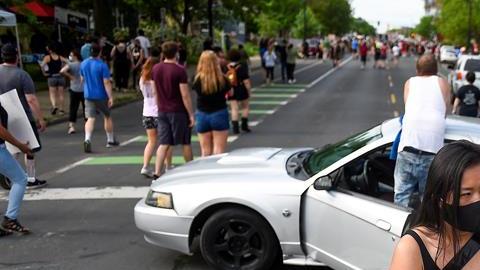 Una mujer protesta en Minneapolis ante la brutalidad en contra de los afroamericanos.