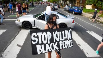 Una mujer protesta en Minneapolis ante la brutalidad en contra de los afroamericanos.