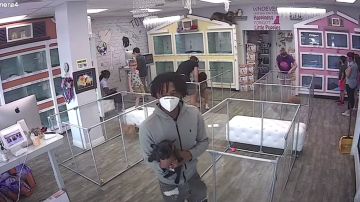 Imagen de la cámara de seguridad de la tienda donde se ve al ladrón llevándose al cachorro.