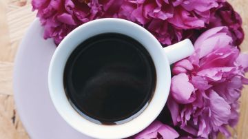 Una taza de café sencillo tiene menos de 5 calorías y no contiene grasa.