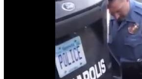 Captura de video: el oficial sofocando a George Floyd.