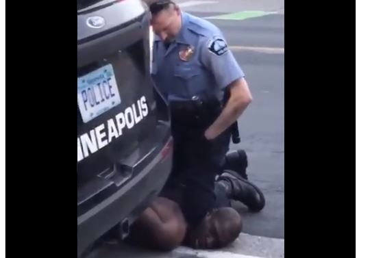 Captura de video: el oficial sofocando a George Floyd.