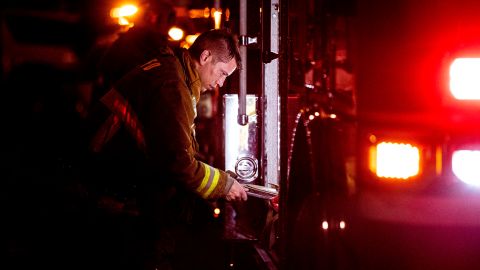 El Departamento de Bomberos de Los Ángeles es uno de los menos diversificados. (EFE/EPA/ETIENNE LAURENT