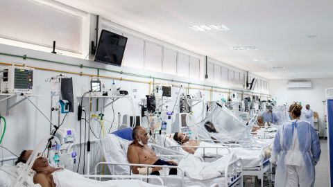 AME1217. MANAOS (BRASIL), 20/05/2020.- Fotografía de este miércoles que muestra una sala con pacientes en tratamiento de COVID-19 en el Hospital Municipal de Campaña Gilberto Novaes, en la ciudad de Manaos, Amazonas (Brasil). El hospital tiene dos unidades de cuidados intensivos, dos unidades de cuidados intermedios y 17 salas y está actualmente a su máxima ocupación. EFE/ RAPHAEL ALVES