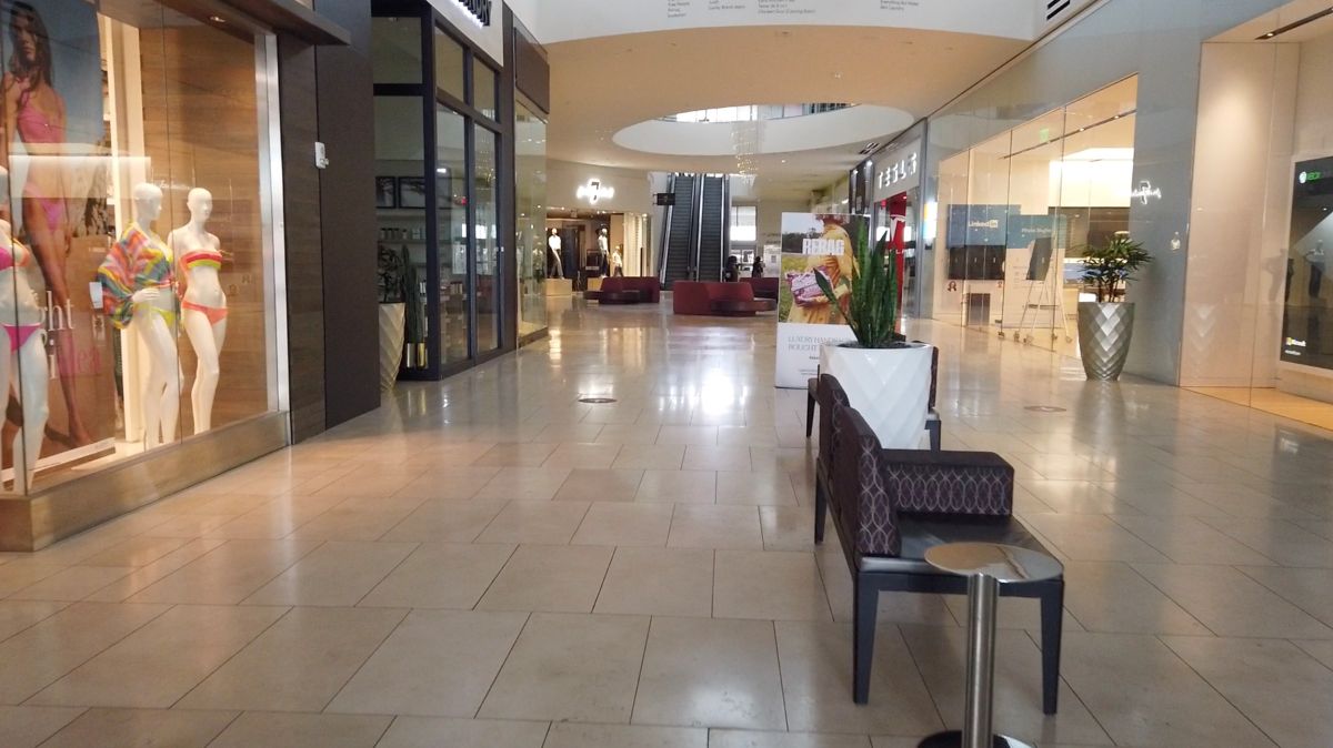 Imagen de un centro comercial de Miami completamente vacío tras la reapertura.