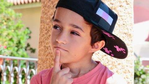 Si tu hijo aún no sabe distinguir la izquierda o la derecha, aprovecha el tiempo en casa para lograr superar este problema.