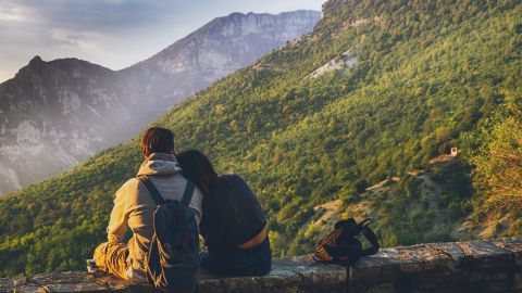 Millonarios jóvenes dinero Kristy Shen Bryce Leung jubilación Canadá Toronto Tailandia universitarios ahorro informática viajar