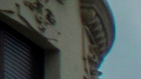 Varios peatones cruzan una calle delante de una bandera que ondea a media asta en memoria de las víctimas de coronavirus en Santander. EFE/Román G. Aguilera/Archivo