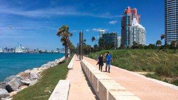 Una pareja camina en el parque South Pointe en Miami Beach.