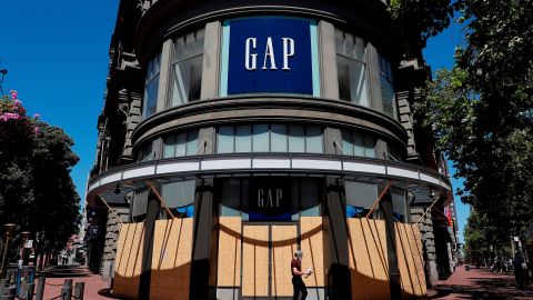 San Francisco (United States), 29/04/2020.- A person walks past a closed Gap retail store in San Francisco, California, USA, 28 April 2020. Six Bay Area counties announced in a joint statement that they will be extending shelter-in-place orders through to the end of May amid the coronavirus outbreak. (Estados Unidos) EFE/EPA/JOHN G. MABANGLO