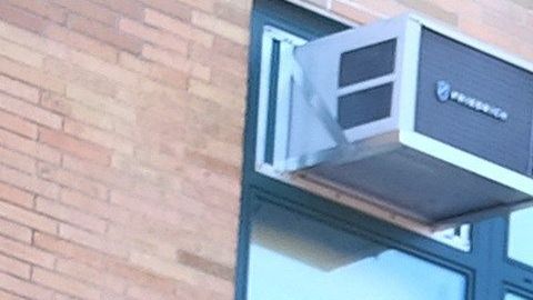 Fotografía del 20 de diciembre de 2019 donde se muestra un autobús escolar estacionado frente a la entrada de una escuela pública del Distrito 15 de Brooklyn en Nueva York (EEUU). Oficialmente, la segregación racial en las escuelas es ilegal en Estados Unidos desde 1954. En la práctica, continúa dándose en buena parte del país, incluida Nueva York, escenario de un encendido debate en torno a la necesidad de crear escuelas más diversas y con oportunidades para todos. EFE/Mario Villar