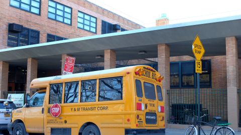 Fotografía del 20 de diciembre de 2019 donde se muestra un autobús escolar estacionado frente a la entrada de una escuela pública del Distrito 15 de Brooklyn en Nueva York (EEUU). Oficialmente, la segregación racial en las escuelas es ilegal en Estados Unidos desde 1954. En la práctica, continúa dándose en buena parte del país, incluida Nueva York, escenario de un encendido debate en torno a la necesidad de crear escuelas más diversas y con oportunidades para todos. EFE/Mario Villar