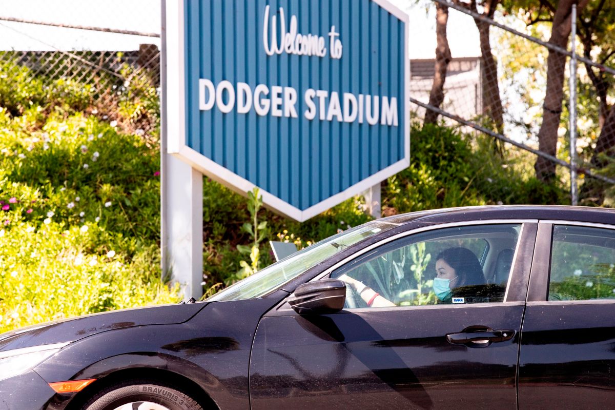 Los Ángeles abrió el mayor sitio para pruebas de COVID-19 en el stadium de los Dodgers.