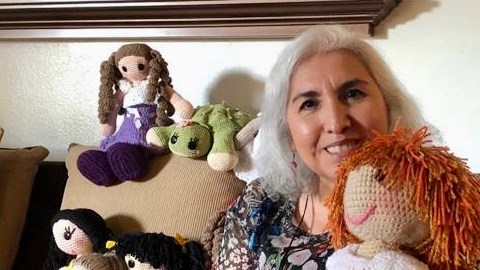 La maestra Rosa Higuera encuentra en sus muñecas, una terapia contra el coronavirus. (cortesía)
