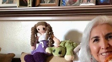 La maestra Rosa Higuera encuentra en sus muñecas, una terapia contra el coronavirus. (cortesía)