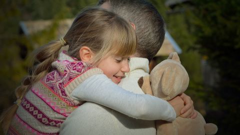 Hay estrategias que ayudan a vencer o al menos reducir este apego, por ejemplo asegurarse que las rutinas y horarios diarios incluyan momentos entre los niños y los padres.
