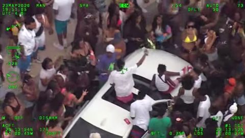 Imagen aérea de la fiesta multitudinaria del Memorial Weekend en Daytona Beach.