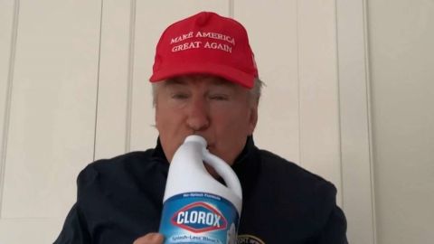 El Donald Trump de SNL bebe lejía